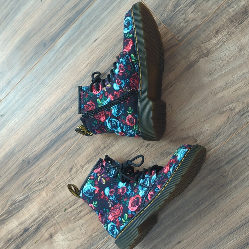 NWOT Dr. Martens Black Floral Lace-Up Boots. Women's Size 5 Style 1460 Rose J - Picture 2 of 5